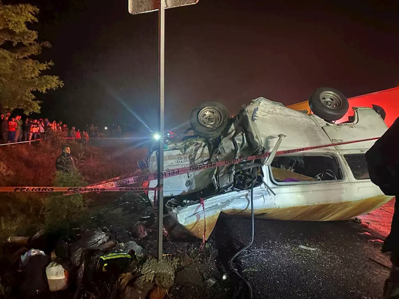 Tráiler embiste a combi en el Arco Norte; 7 muertos