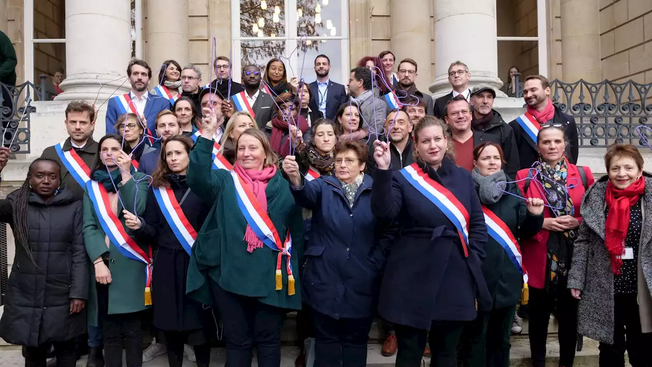 Avant les débats sur l'IVG dans la Constitution, les députés LFI brandissent un cintre