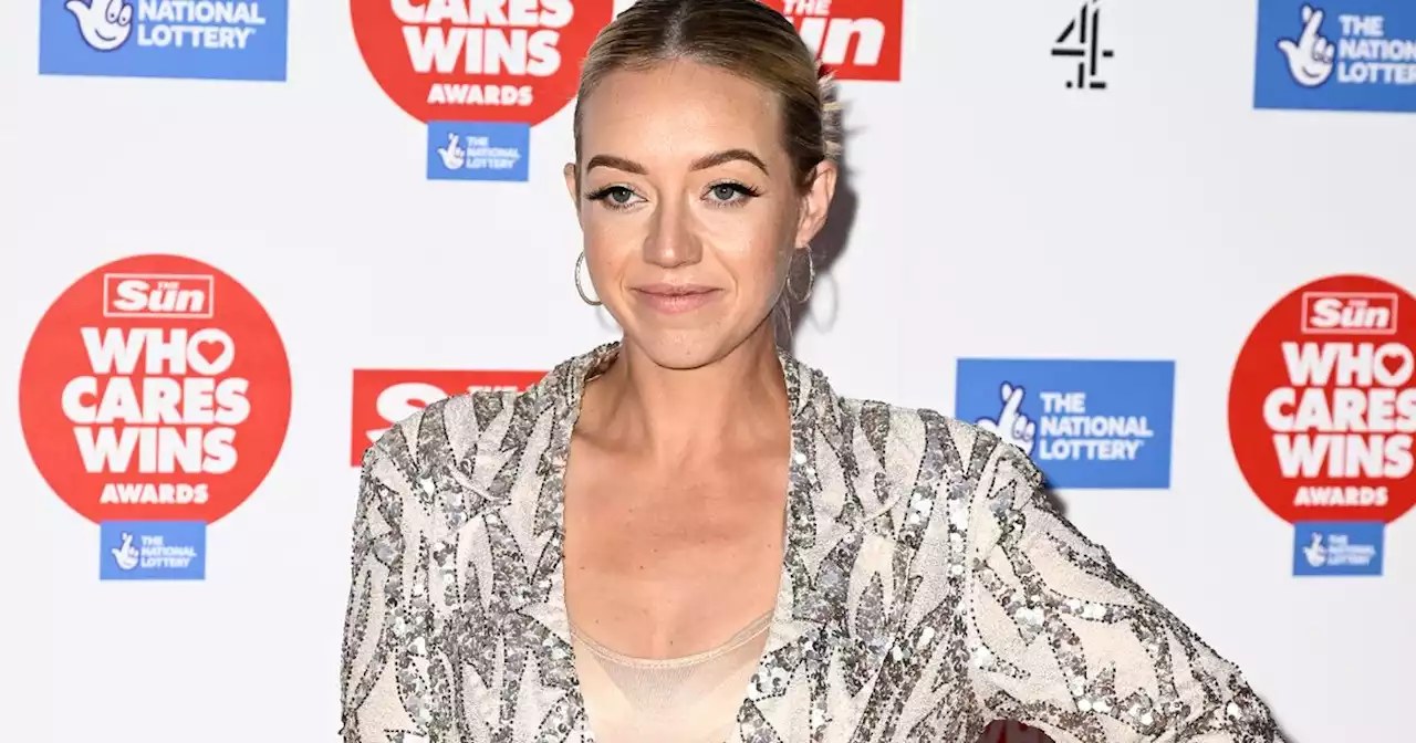 Kelsey Parker sparkles on red carpet as she proudly displays wedding ring