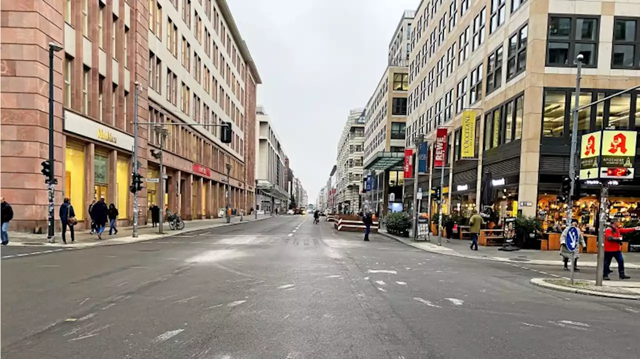 Autos sind zurück auf der Friedrichstraße