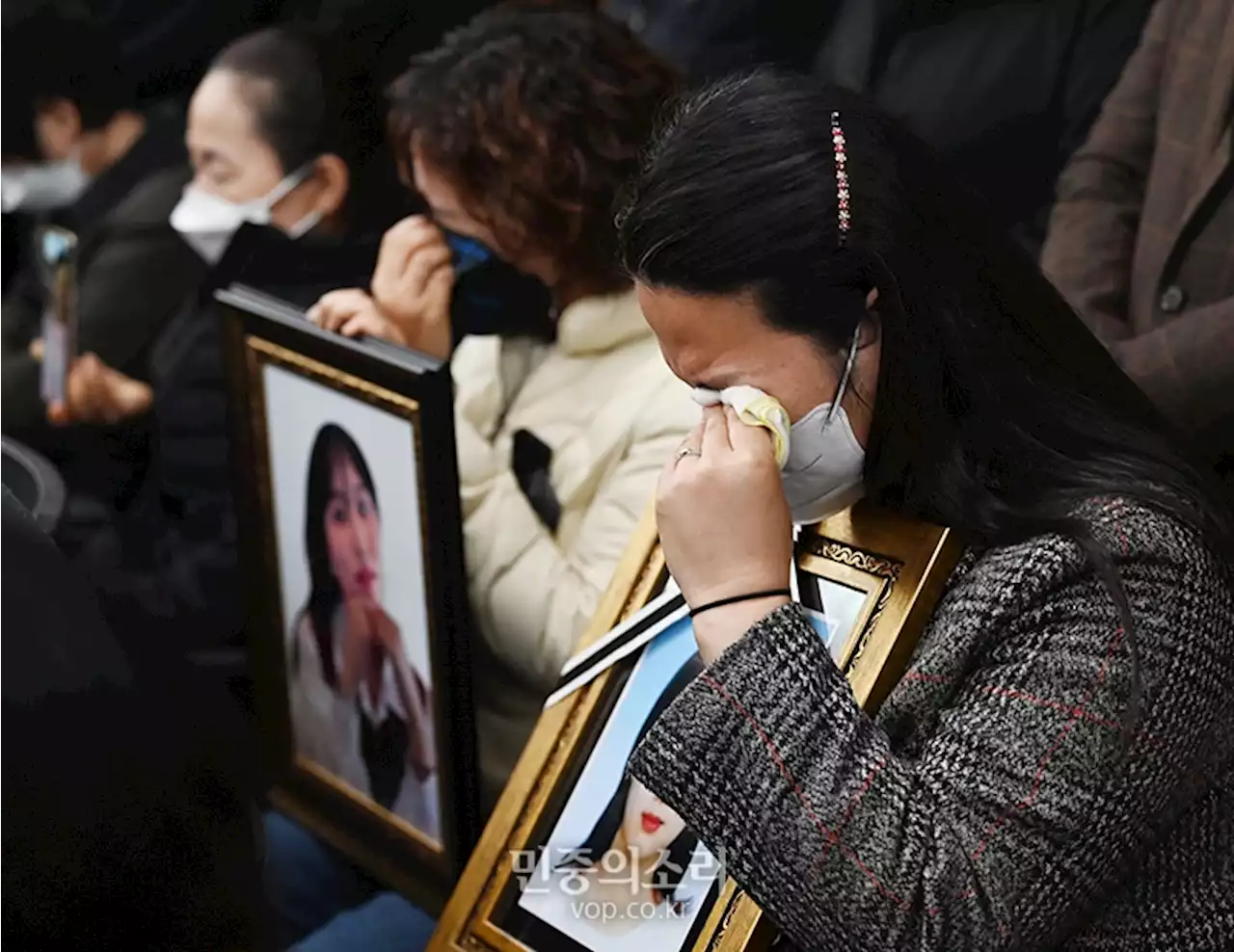 언론 앞에 선 이태원 참사 유가족들 “대통령은 사과하고, 진상규명 철저히 하라”