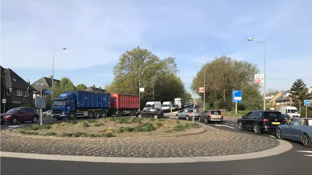 Bewoners rond drukke Hilversumse verkeersader weer woedend: 'Weg wordt nog drukker'