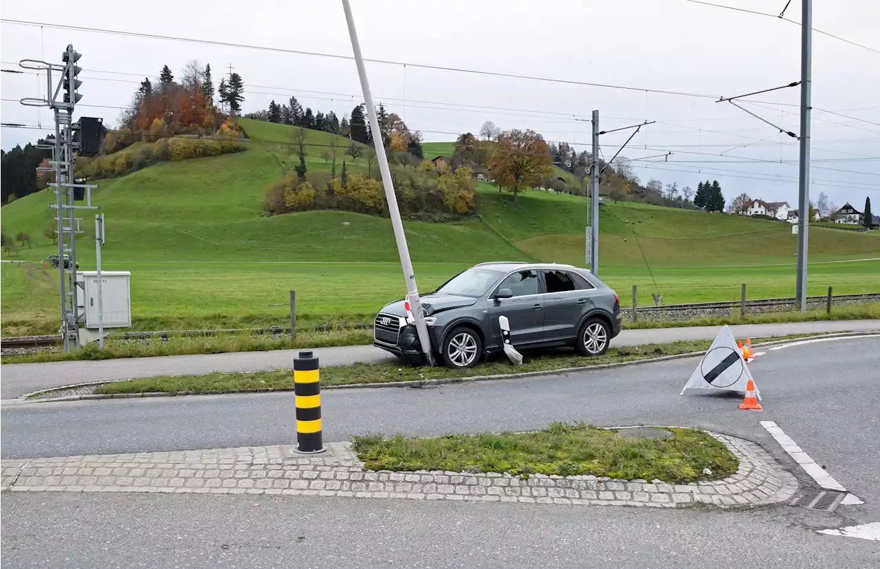 Gettnau LU: Stark alkoholisierter Audi-Fahrer (43) prallt in Kandelaber