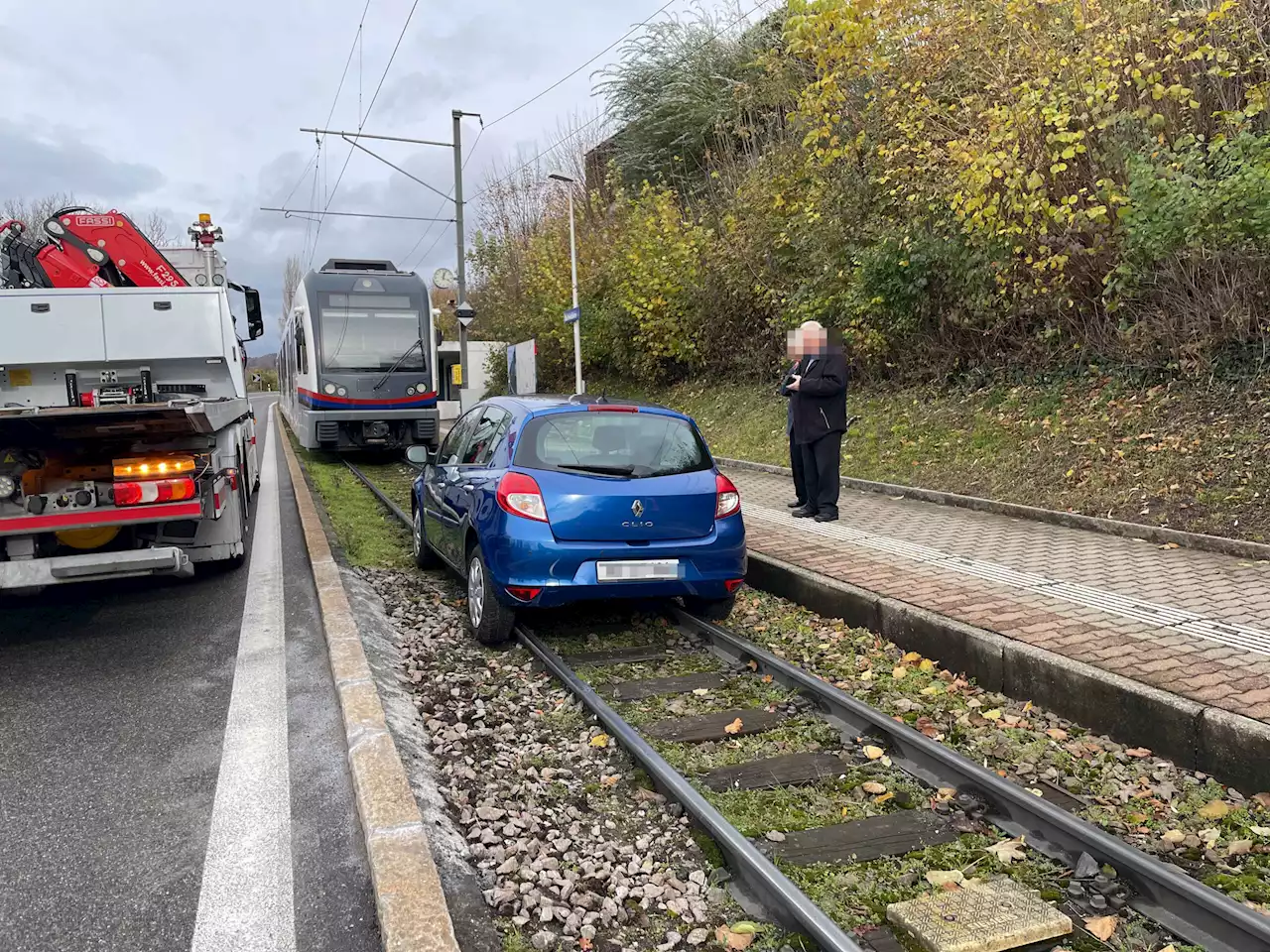 Zufikon AG: 84-jährige Renault-Fahrerin landet bei Unfall auf Bahngleis