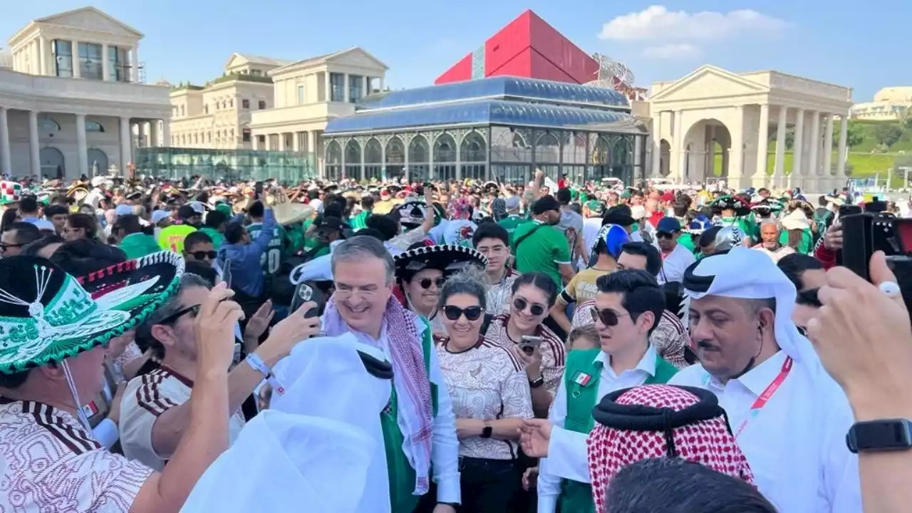 'Saca las chelas Marcelo': Aficionados en Qatar ofrecen a Ebrard votos a cambio de cervezas (Video)