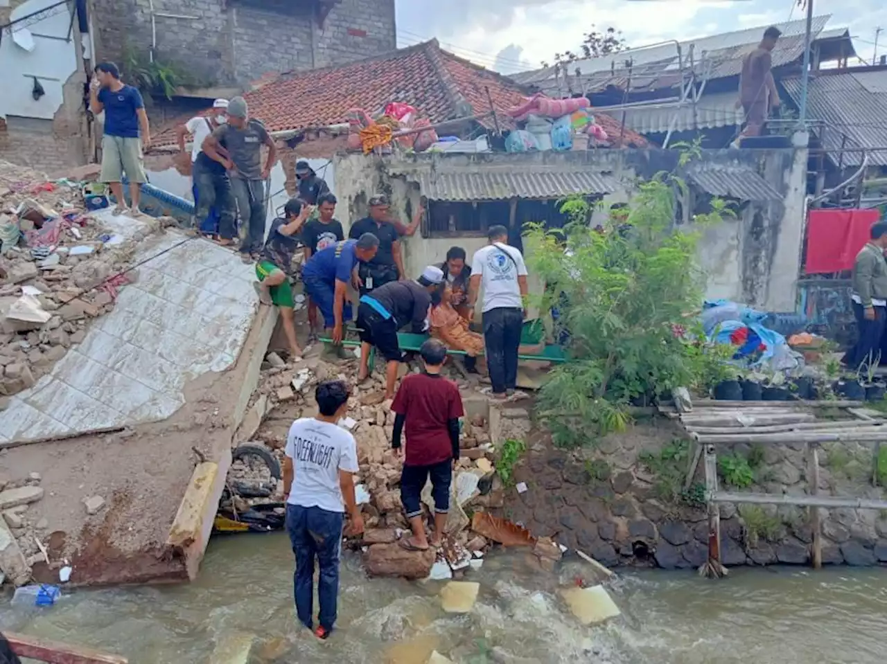 Pascagempa Cianjur, 25 Warga Masih Tertimbun Reruntuhan Bangunan |Republika Online