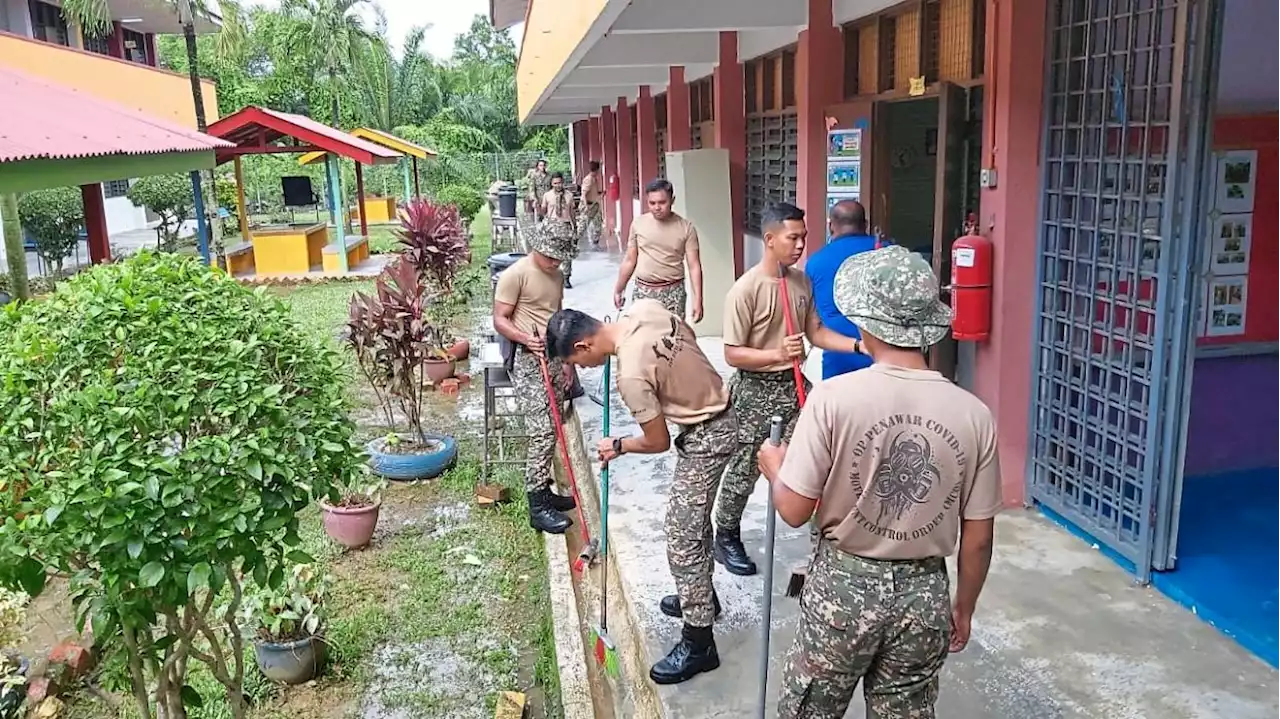 100 come together to clean up flood-hit SJK(T) Dengkil