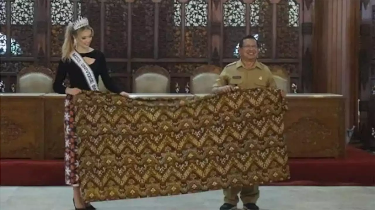 Miss Universe dari Swiss Lelang Batik untuk Korban Gempa Cianjur