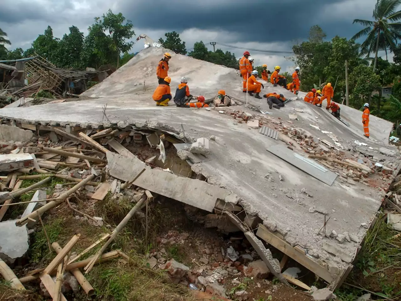 Indonesian rescuers search through rubble of quake as death toll rises