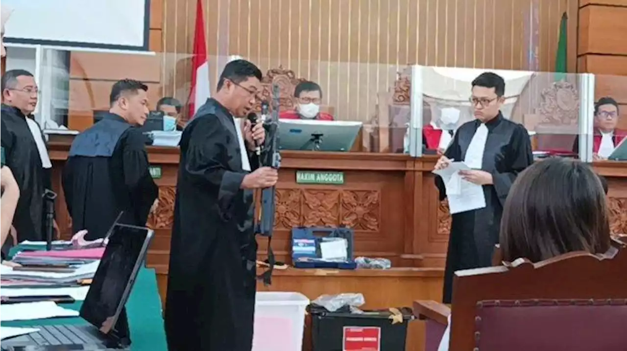 Dalam Sidang, Jaksa Tunjukkan Beberapa Senjata Api yang Jadi Barang Bukti Tewasnya Brigadir J - Tribunnews.com