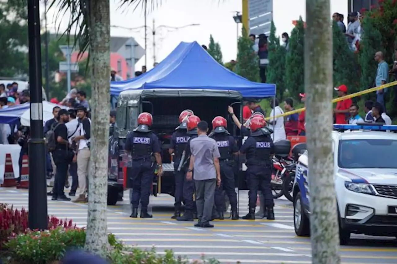 [VIDEO] Penyokong PH berkumpul, polis tingkat kawalan