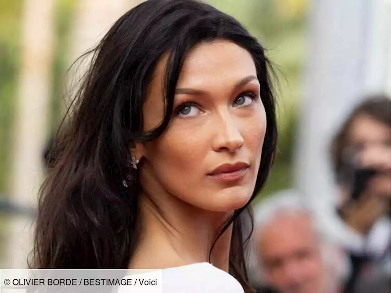 Bella Hadid métamorphosée : blonde et sourcils décolorés, le top ressemble étrangement à Miranda Priestly - Voici