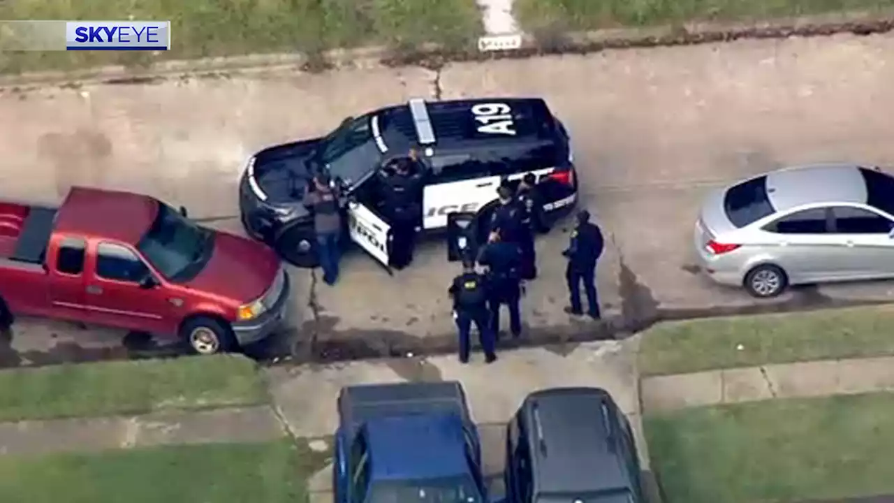 1 dead in southwest Houston SWAT scene where man barricaded himself after firing gun: HPD