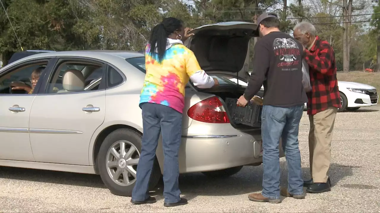 Thanksgiving Food Drive-Thru Giveaway Held in Selma - Alabama News