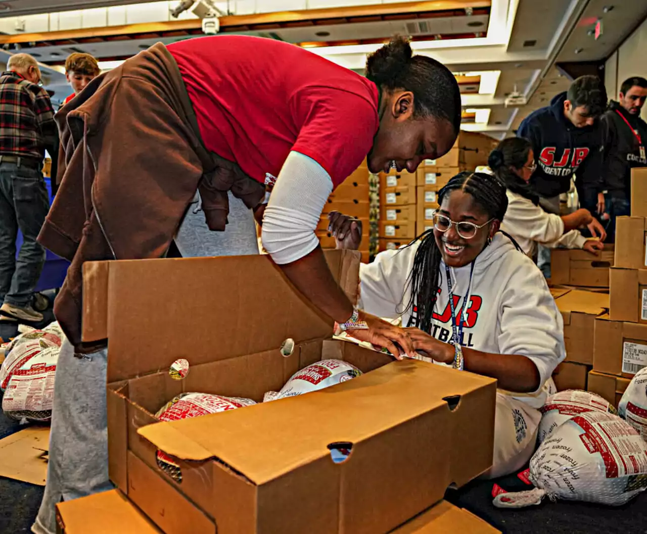 FeedingNYC reaches 100,000th Thanksgiving dinner distribution to New Yorkers in need | amNewYork