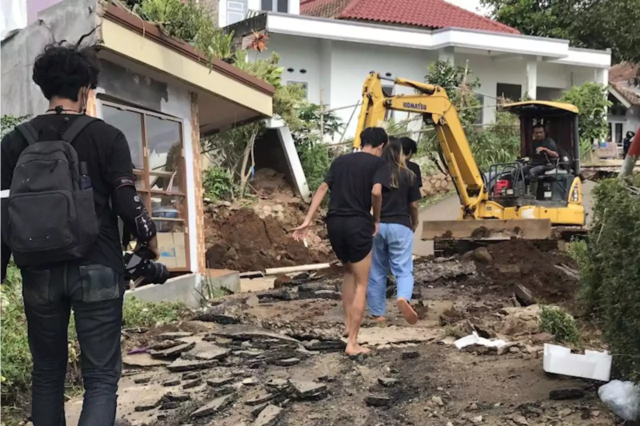 Gempa susulan M 3,9, jalan utama Kampung Cisarua kembali ambles