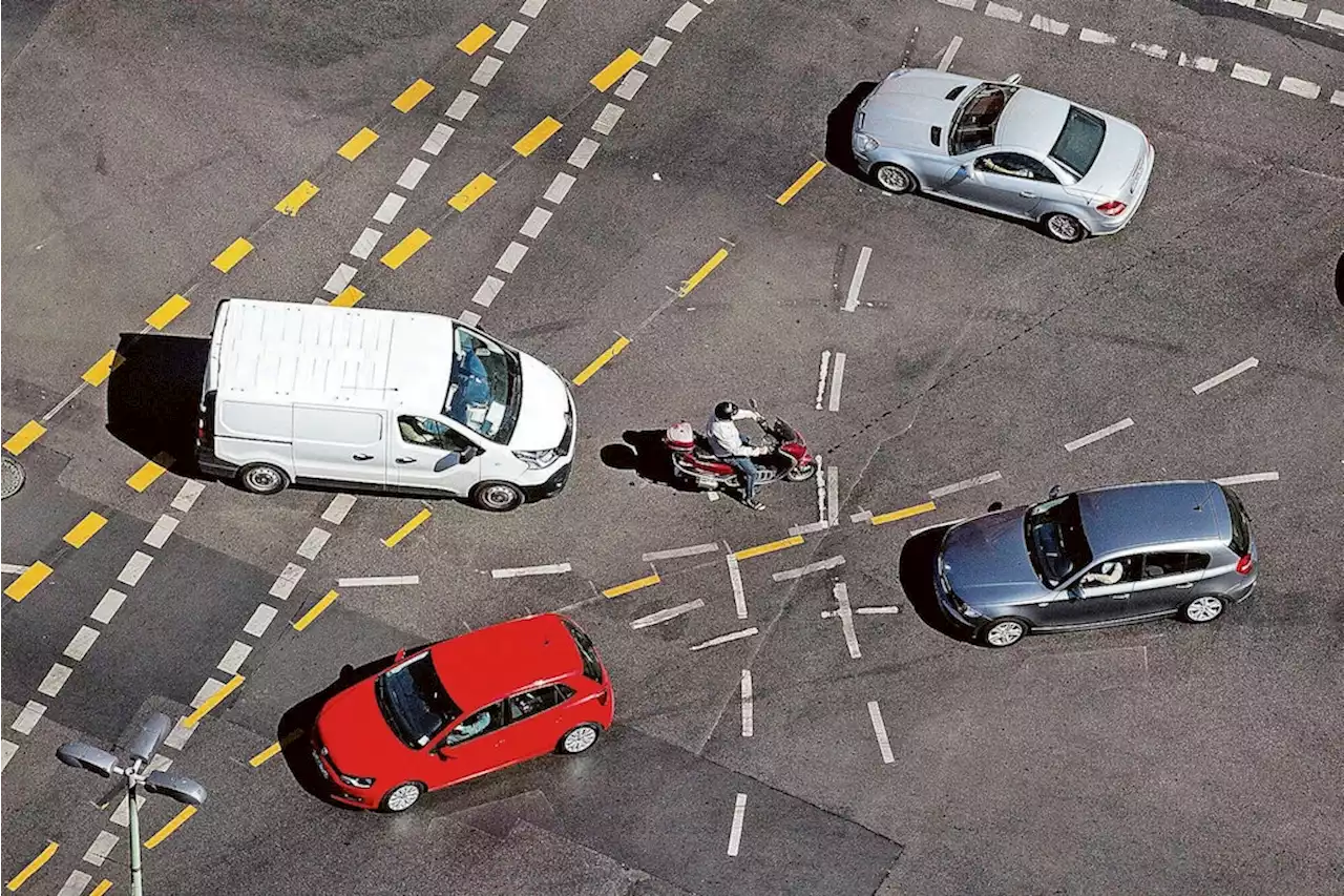 Auto gegen Rad: Ungebremst auf eine Berliner Kreuzung gerast