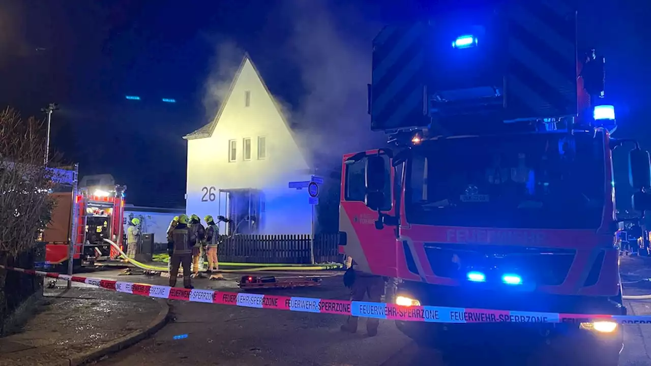 Einfamilienhaus in Tegel in Flammen: 80 Feuerwehrleute im Einsatz