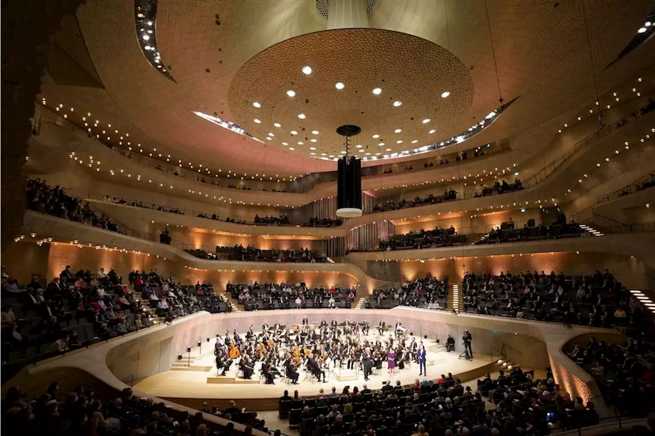 Elbphilharmonie: Klimaaktivisten kleben sich an Dirigentenpult fest