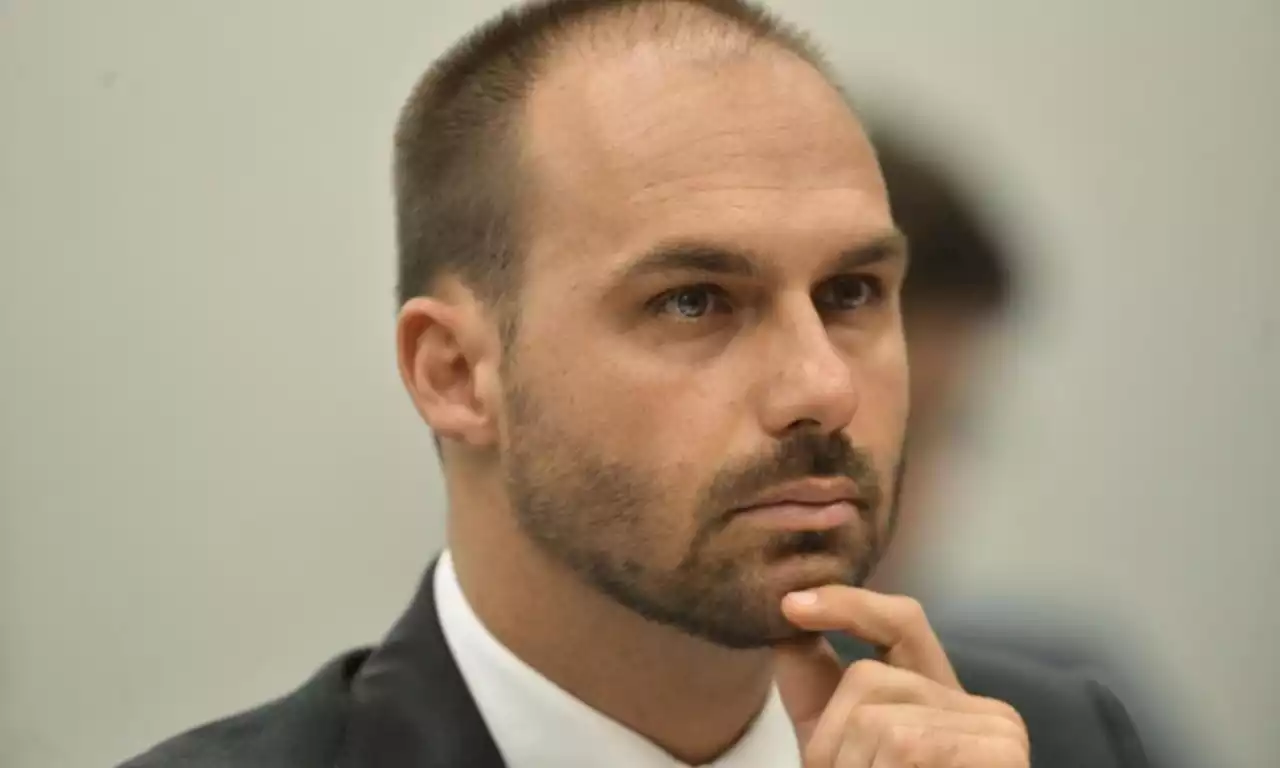 Eduardo Bolsonaro insiste no negacionismo e tenta impedir uso obrigatório de máscara em aviões