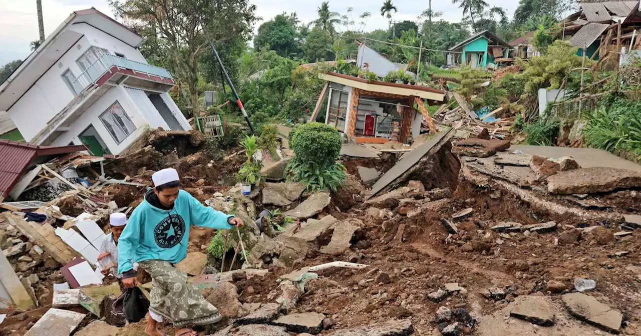 Search effort intensifies after Indonesia earthquake kills 268