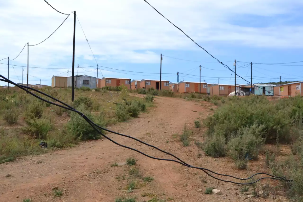 GROUNDUP: Illegal electricity connection tensions mount between families in shacks and government housing in Kariega