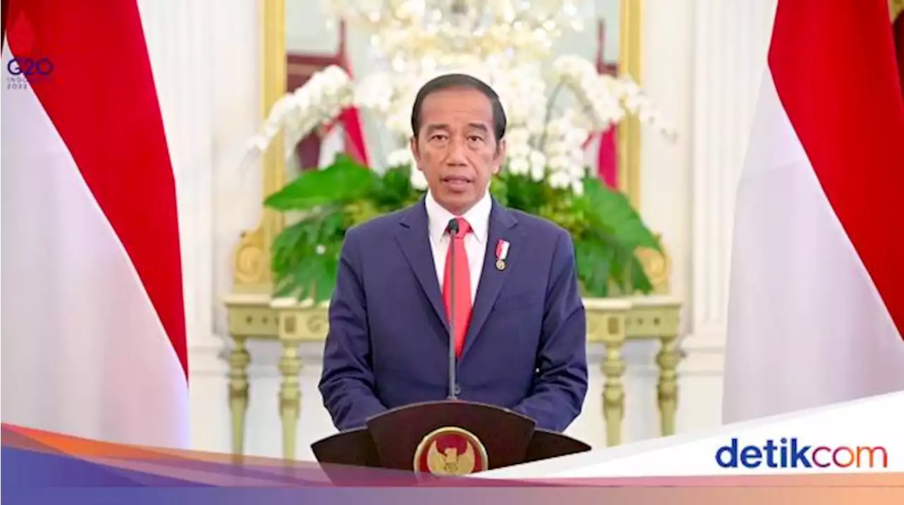 Jokowi Saksikan Guntur Hamzah Bacakan Sumpah Jadi Hakim MK Hari Ini