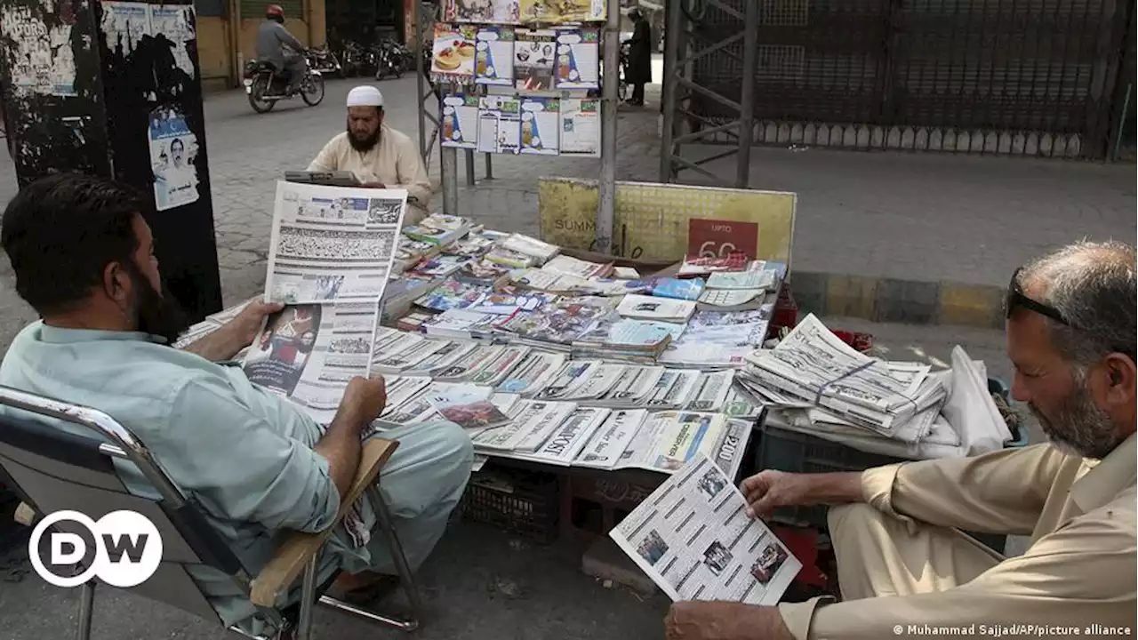 Pakistan: Newspapers fight for survival as sales plunge – DW – 11/22/2022