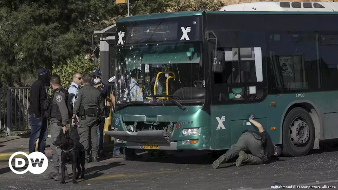 Explosionen an zwei Bushaltestellen in Jerusalem | DW | 23.11.2022