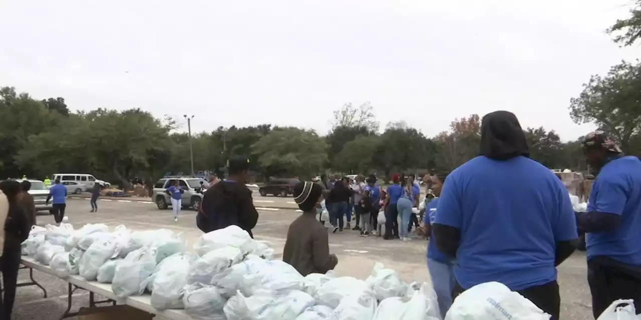 Former Alabama star and NFL veteran Mark Barron hosts 6th annual food giveaway in Prichard