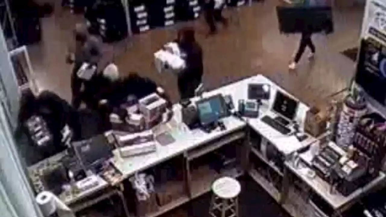 Video: More than 20 shoplifters storm Tennessee Walmart