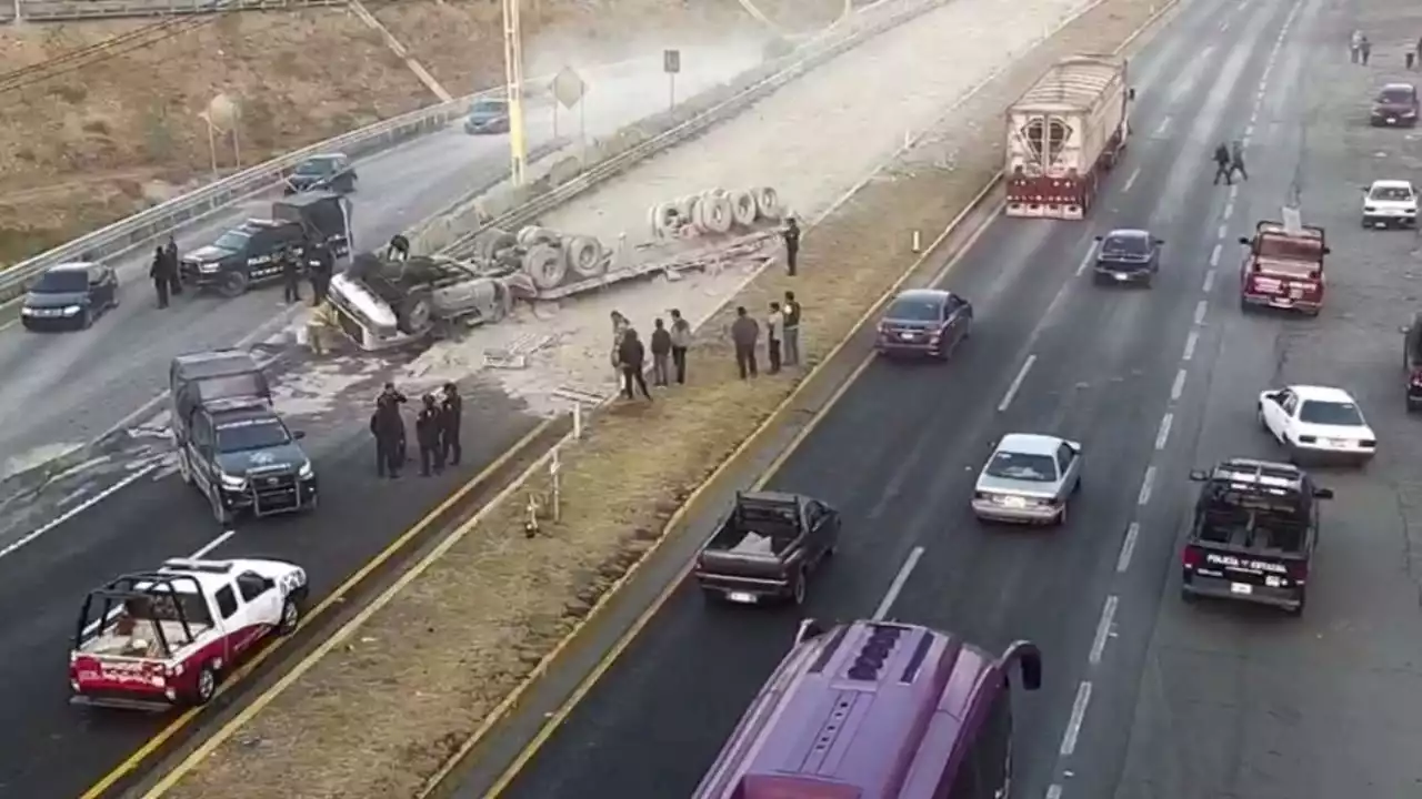 VIDEO | El momento exacto en que un tráiler cargado con cemento vuelca en la carretera México-Veracruz