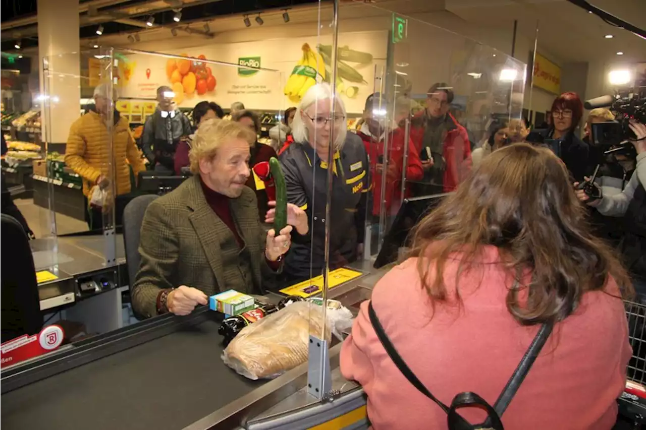 Für den guten Zweck: Thomas Gottschalk kassiert in Regensburger Netto - idowa