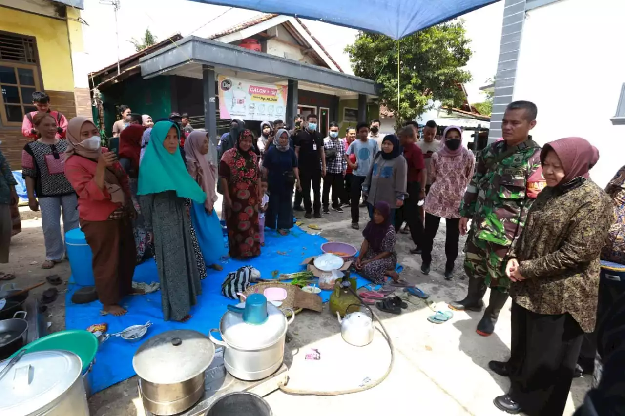 Mensos Risma Cek Kesiapan Stok Logistik Kebutuhan Penyintas Gempa Cianjur