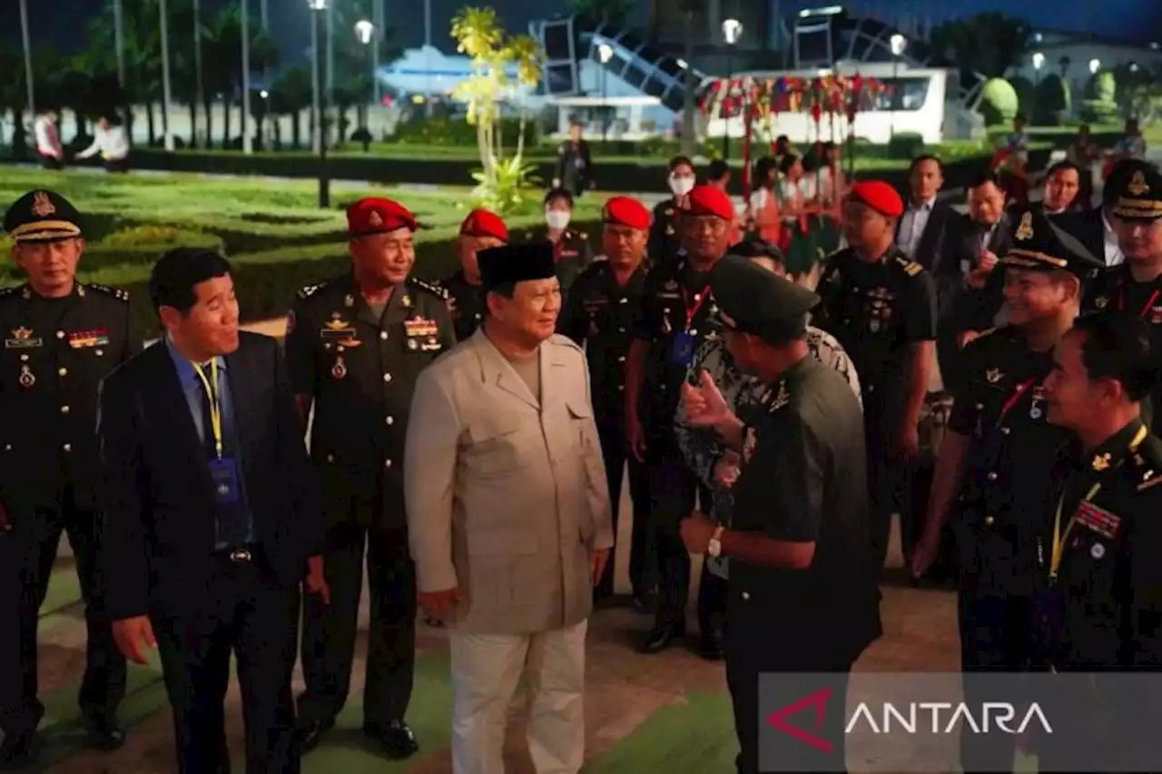 Turun dari Pesawat, Prabowo Dapat Pekik Salam Komando dari Kopassus Kamboja