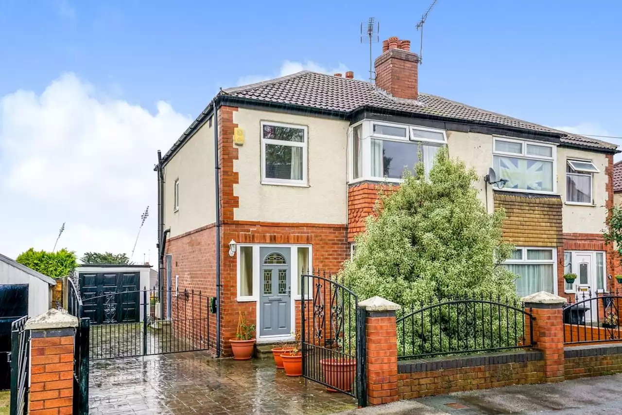 Look inside this spacious three bedroom in Beeston with a garage and decking area