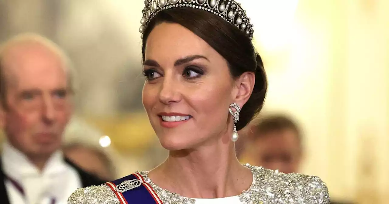 Kate Middleton impériale en robe cape blanche au premier banquet du roi Charles III