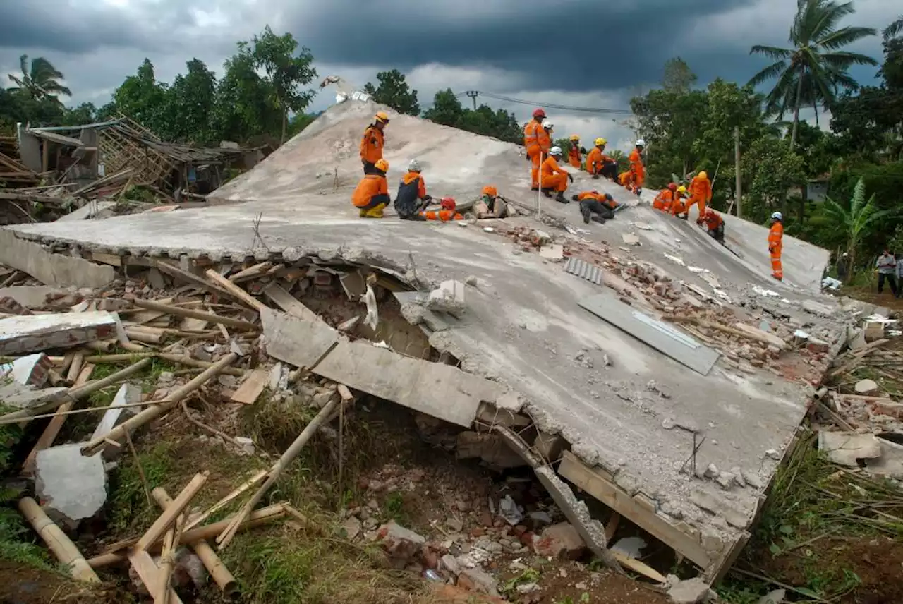 Indonesia quake toll jumps to 268, rescuers hunt for survivors