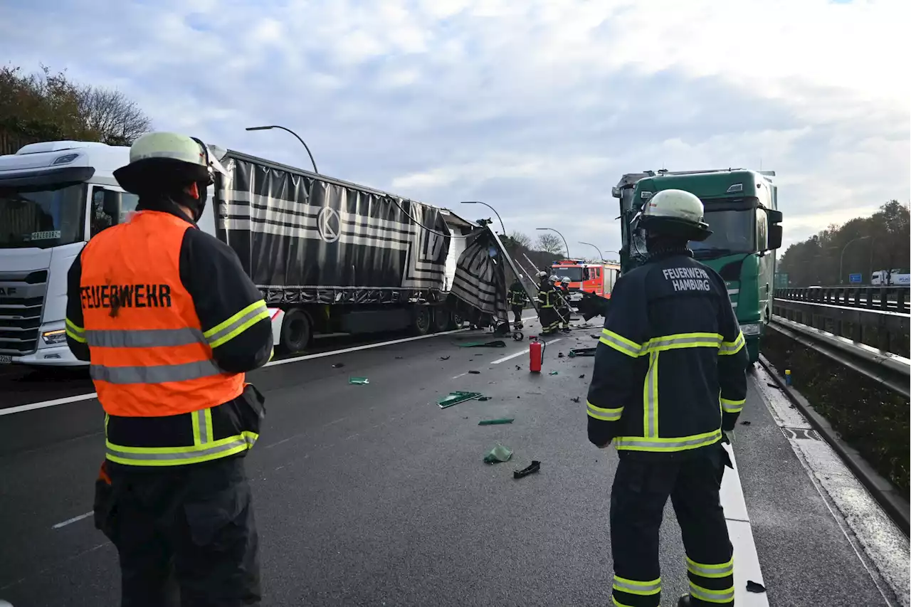 Trümmerfeld und Vollsperrung: Schwerer Unfall auf der A7