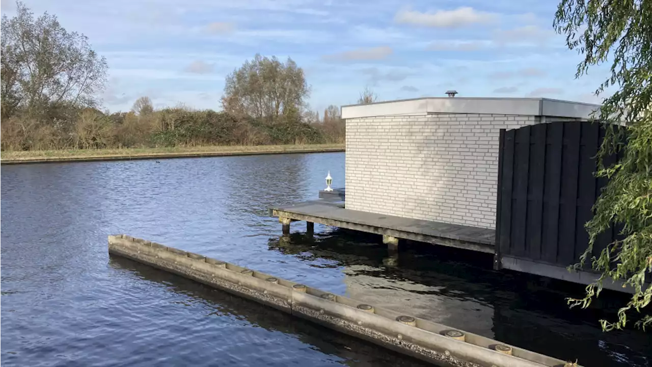 Aanslag met 'illegaal vuurwerk en benzine' op woonboot Vijfhuizen: 'Wij hebben geen vijanden'