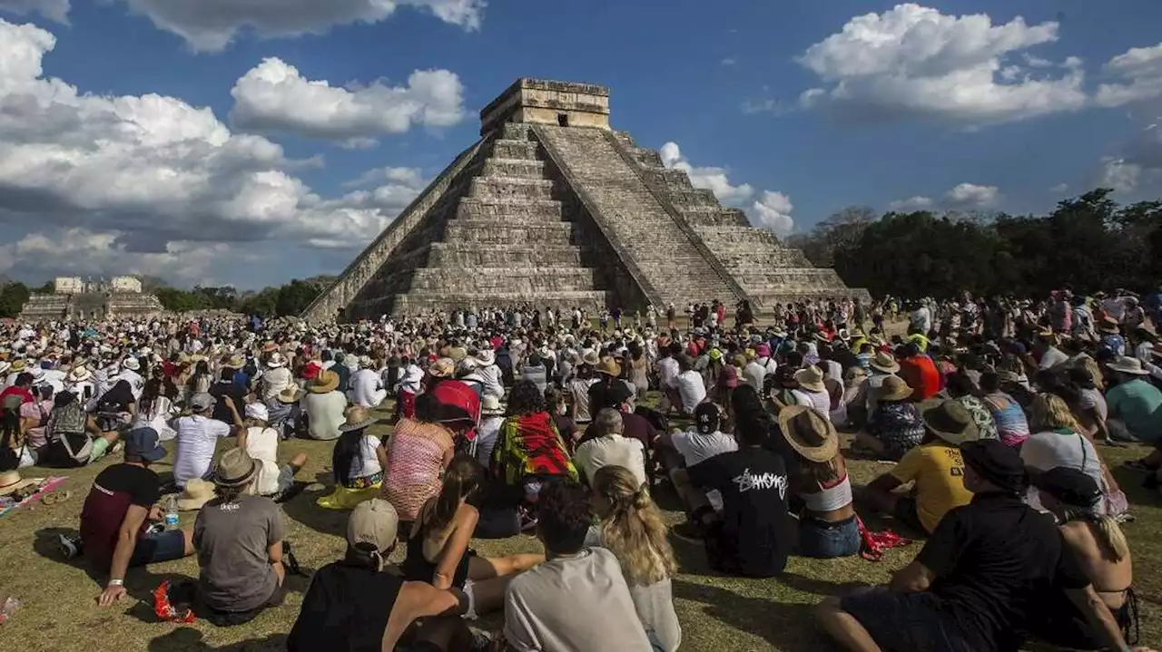 Au Mexique, une touriste grimpe illégalement sur un temple maya et crée le scandale