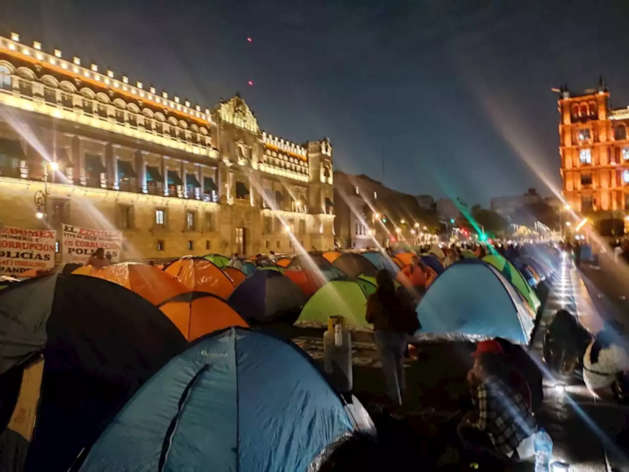 CNTE instala plantón en el Zócalo y exigen diálogo con SEP y AMLO