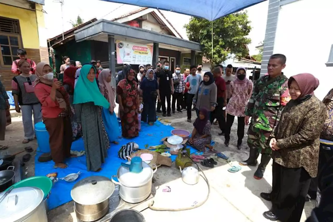 Dari Kecamatan ke Kecamatan, Mensos Risma Periksa Stok Logistik Antisipasi Kebutuhan Penyintas Gempa Cianjur - Pikiran-Rakyat.com