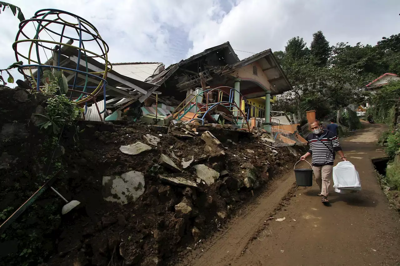 Aftershocks hit Indonesia after deadly 5.6-magnitude earthquake