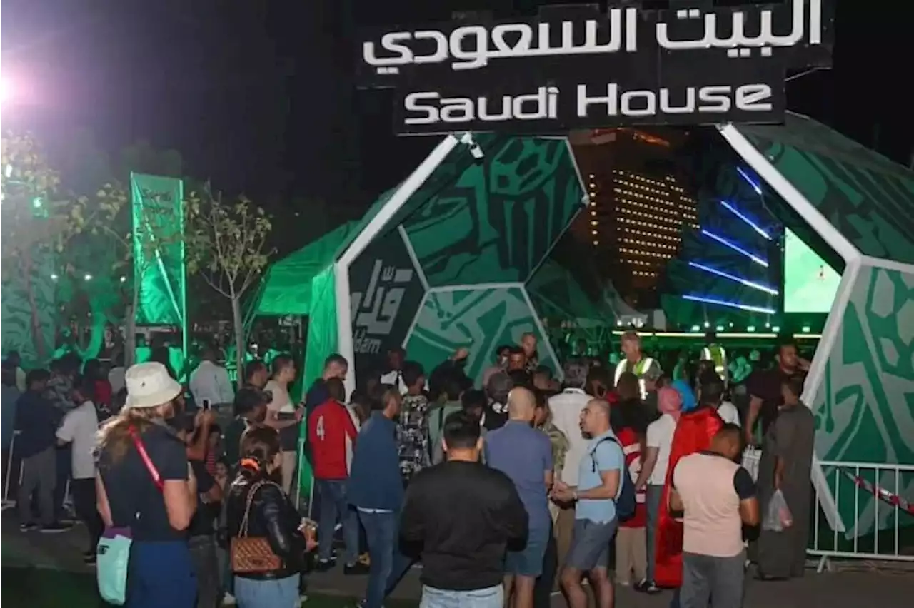 قميص 'الصقور الخُضر' يجذب زوَّار البيت السعودي بعد الفوز التاريخي على الأرجنتين