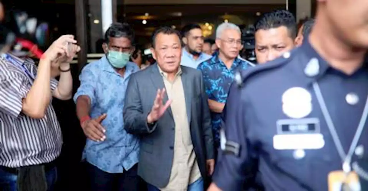 BN leaders arrive at Umno HQ for meeting