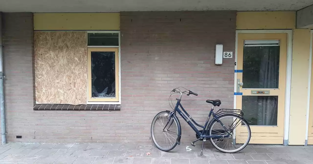 De ruit is eruit geknald: politie doet nader onderzoek naar incident aan de Egbertstraat in Hengelo