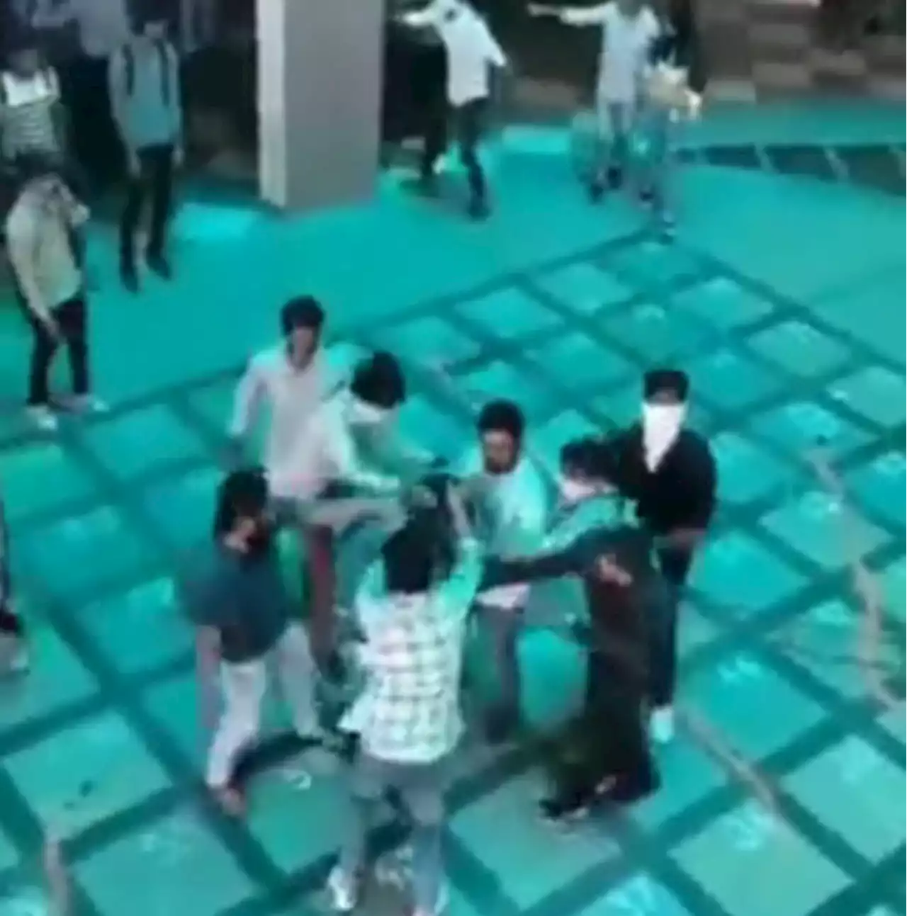 داخل الجامعة.. طلاب هندوس يعتدون على مسلمين (فيديو) - صحيفة تواصل الالكترونية