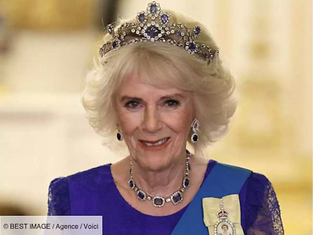 Camilla Parker Bowles : la reine consort pose avec la tiare d'Elizabeth II et provoque la colère des internautes - Voici