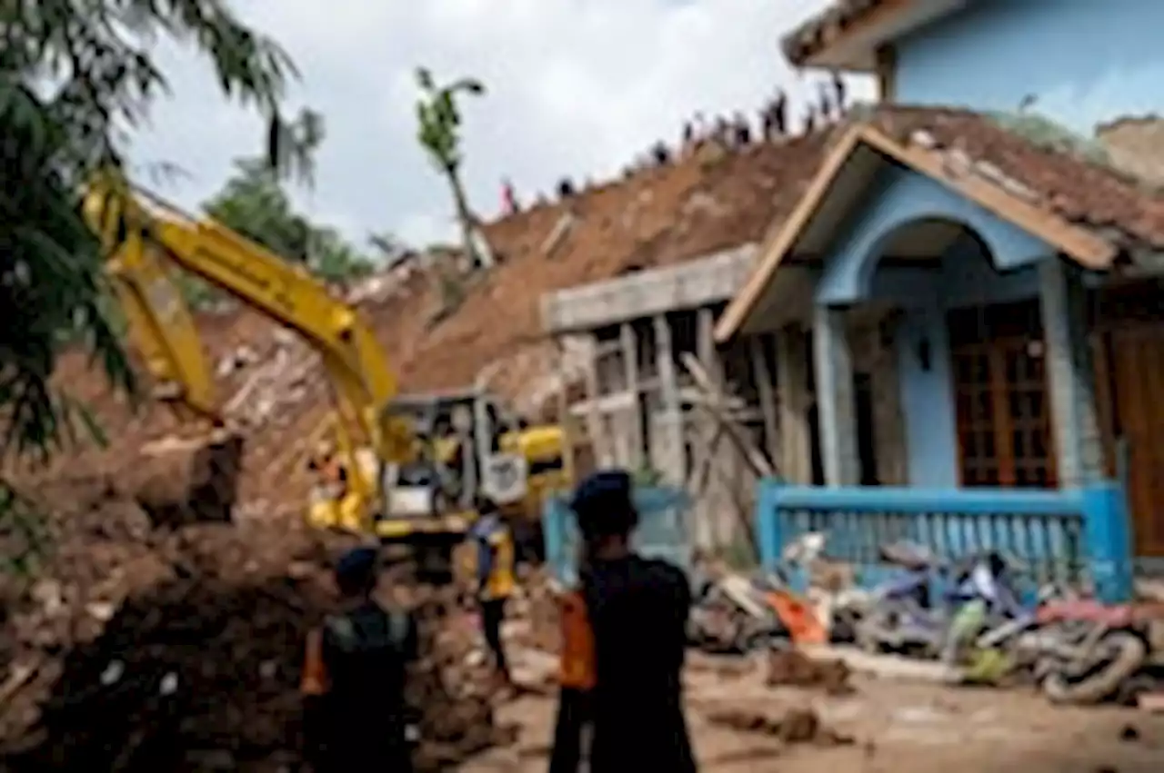 Indonesians dig for bodies and survivors buried in landslides from quake